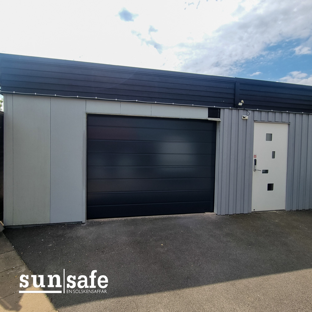 Svart garageport monterad i Norrköping