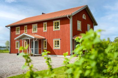 Elitfönster rött hus gula fönster
